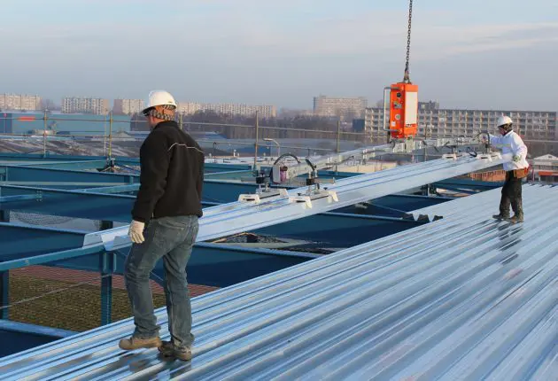 Het plaatsen van stalen dakplaten met de cladboy